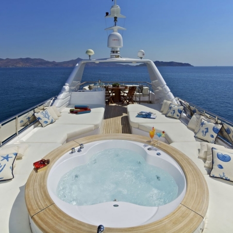 charters_in_greece_orion_jacuzzi-min.jpg