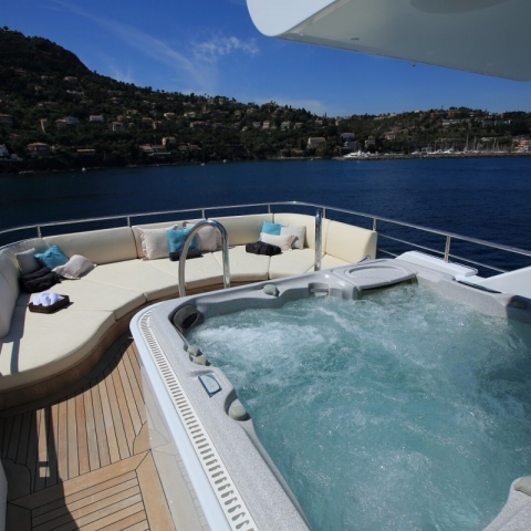 charters_in_mediterranean_rola_-_jacuzzi-min.jpg
