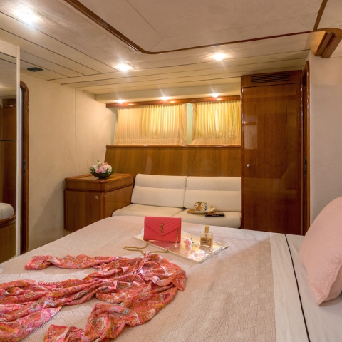 charters_in_greece_meli_-_master_cabin.jpg