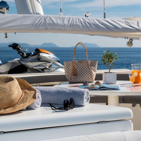 charter-yacht-amor-sundeck-relaxation.jpg