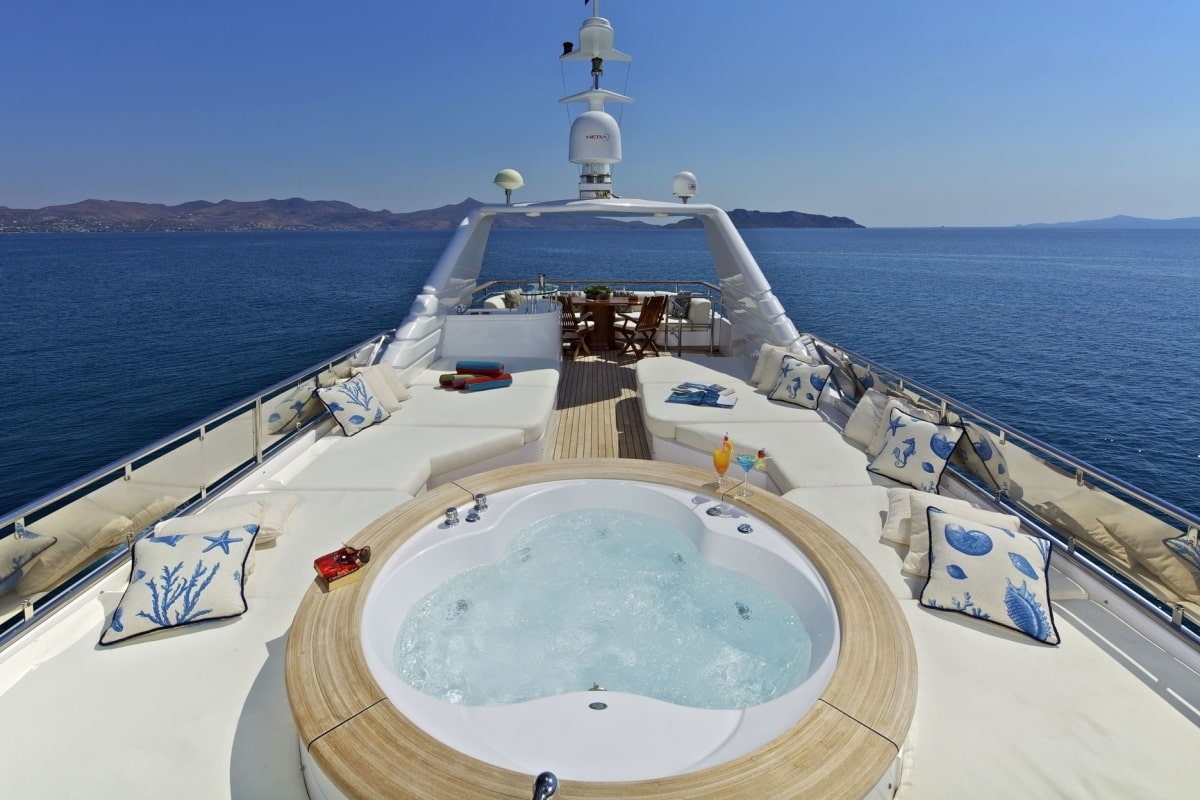 charters_in_greece_orion_jacuzzi-min.jpg