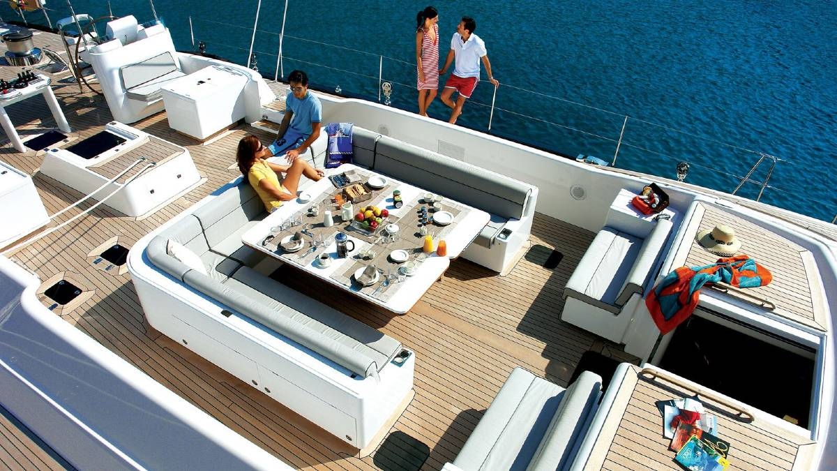 charters_in_greece_aristarchos_-_sundeck.jpg