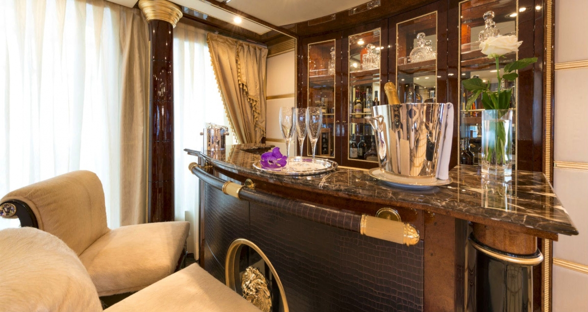 charters_in_mediterranean_lumiere_ii_-_bar.jpg