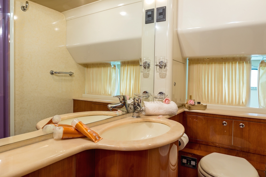 charters_in_greece_meli_-_vip_bathroom.jpg