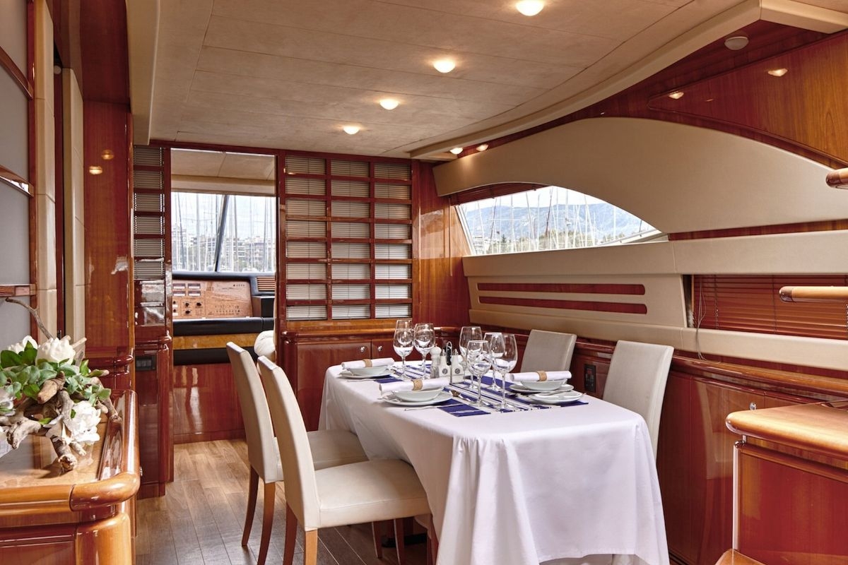 charter-yacht-amor-dining-table.jpg