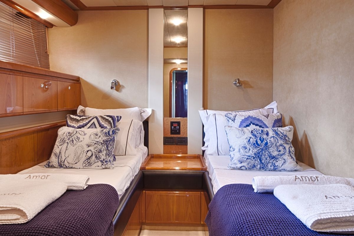 charter-yacht-amor-guest-twin-cabin.jpg