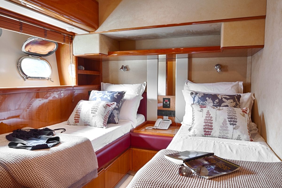 charter-yacht-amor-guest-twin-cabin2.jpg