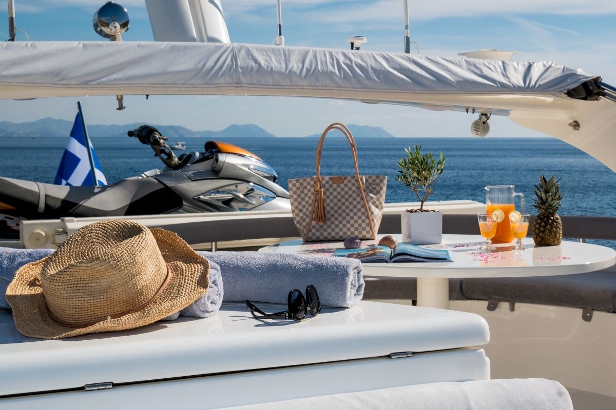 charter-yacht-amor-sundeck-relaxation.jpg