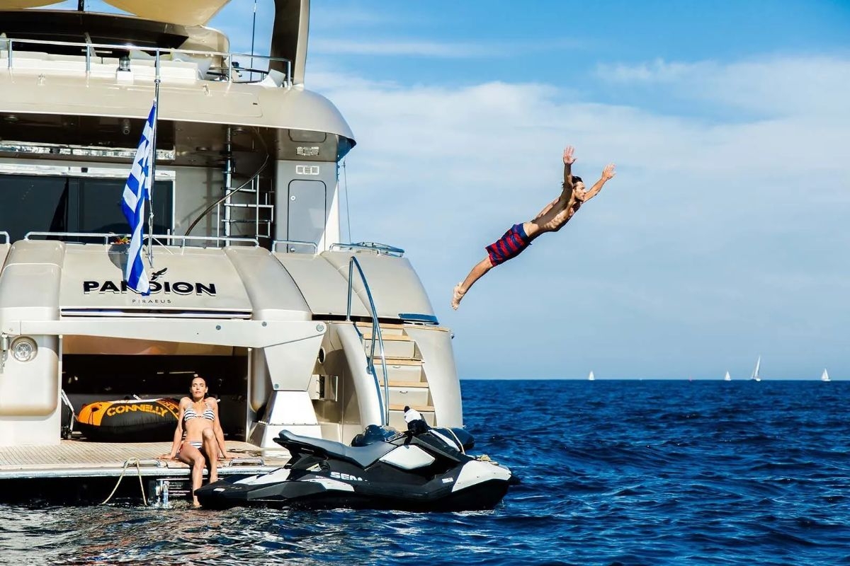 dive-playing-pandion-yacht.jpg